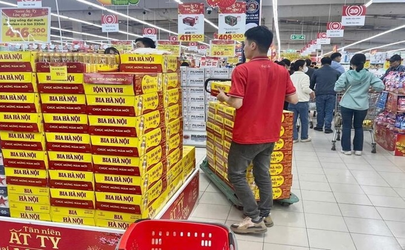 Các nhân viên siêu thị tất bật thêm hàng lên kệ. Nhân viên quầy nước giải khát cho biết siêu thị đang tăng cường khuyến mãi. Do sức mua tăng, đến cuối ngày, một số mặt hàng tặng kèm tạm hết hàng.