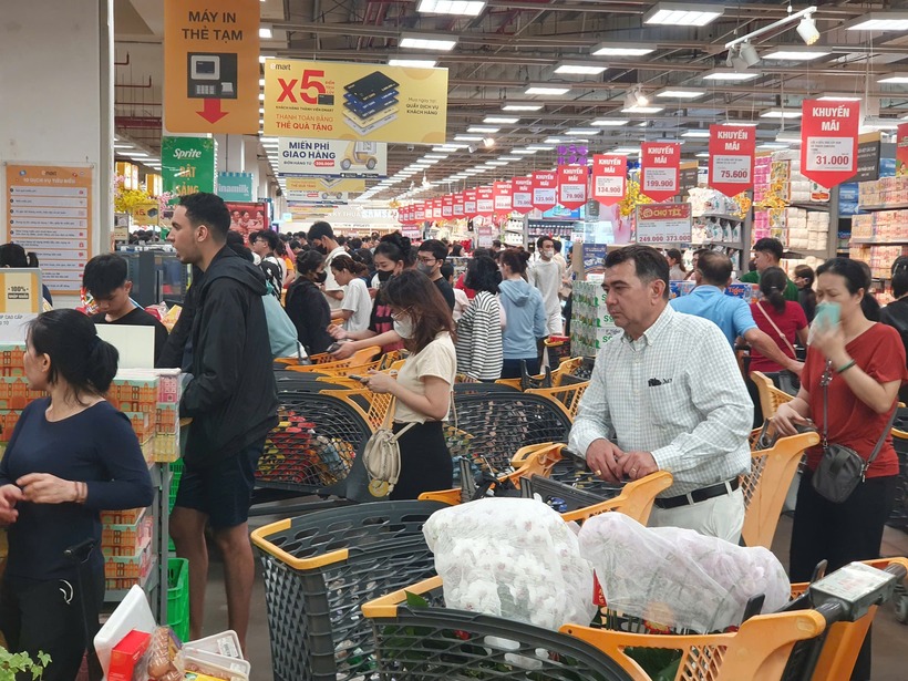 Trong khi đó, đại diện Saigon Co.op cho biết trên báo Pháp luật TP.HCM, điểm mới của Tết năm nay là siêu thị Co.opmart, Co.opXtra chuẩn bị sẵn mâm cỗ tươi sống được sơ chế sẵn gồm gà ta nguyên con chéo cánh, thịt đùi heo tẩm ướp, khổ qua dồn thịt... Do đó, người tiêu dùng có thể mua lẻ từng món hoặc trọn gói mâm cỗ ưu đãi từ 10%-20%.