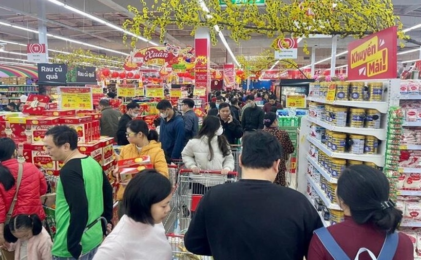 Trả lời VTC News, đại diện của hệ thống siêu thị WinMart cho biết, để chuẩn bị cho mùa cao điểm Tết Nguyên đán Ất Tỵ và đáp ứng nhu cầu mua sắm ngày càng đa dạng của khách hàng, chuỗi bán lẻ WinMart, WinMart+ và WiN đã chủ động làm việc với các nhà cung cấp từ 2 - 3 tháng trước Tết để tăng cường dự trữ hàng hóa 20% so với cùng kỳ, đảm bảo nguồn cung dồi dào, không để xảy ra tình trạng khan hiếm hàng hoặc tăng giá đột biến.