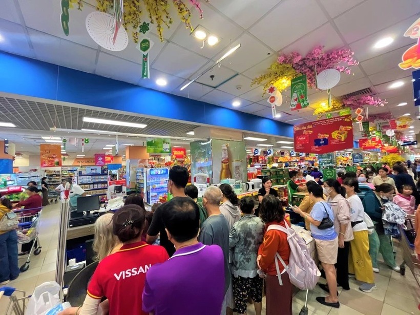 Tất cả sản phẩm tại các trung tâm thương mại, siêu thị đều được kiểm tra nghiêm ngặt về chất lượng, nguồn gốc xuất xứ nhằm đảm bảo an toàn về sức khỏe cho người tiêu dùng trong dịp Tết Ất Tỵ. Người dân vô cùng yên tâm khi lựa chọn mua sắm.