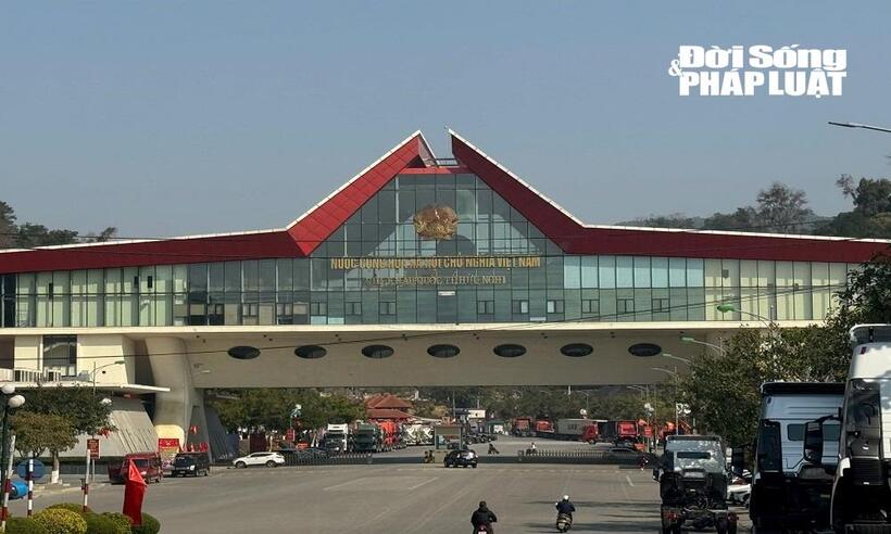 Càng gần tết Nguyên đán, các lực lượng chức năng tăng cường phối hợp tuần tra, kiểm soát các luồng hàng hóa xuất, nhập khẩu.