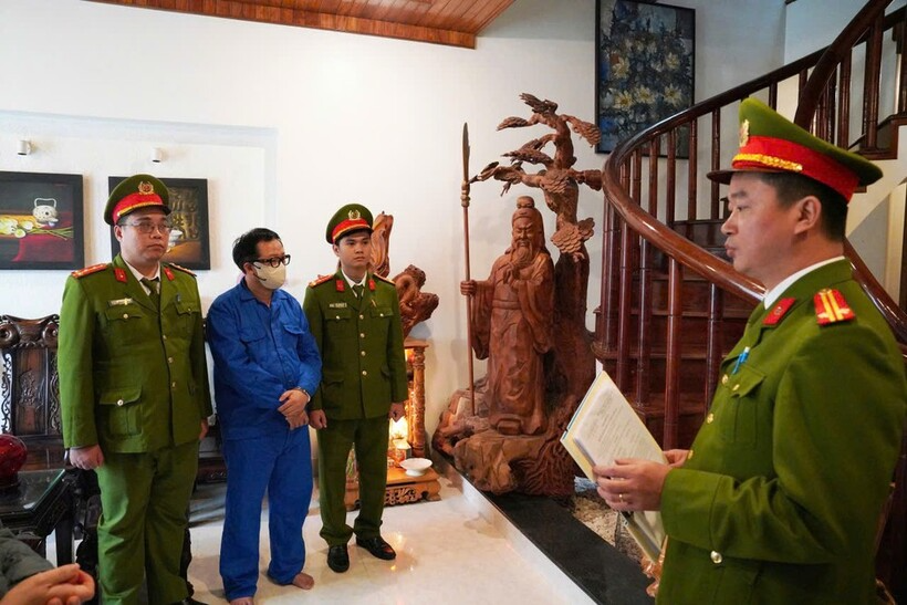 Cơ quan Cảnh sát Điều tra Công an TP.Huế đọc lệnh khám xét tại nhà của bị can Lê Anh Phương. (Ảnh: Công an)