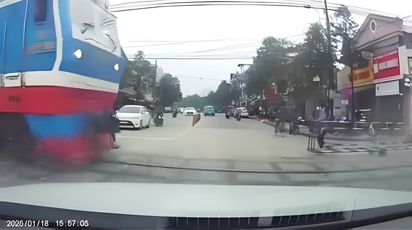 Nhân viên kéo gác chắn chậm, tàu hỏa lao nhanh suýt đâm ô tô. Ảnh: Báo Giao thông.