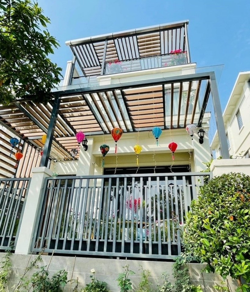 Vân Hugo (tên thật là Nguyễn Thanh Vân, sinh năm 1985) từng xuất hiện trong rất nheieuf chương trình đình đám như Vui Cùng Hugo, Đường Lên Đỉnh Olympia, Vietnam’s Got Talent, Vì Bạn Xứng Đáng... Hiện tại, cô đang có cuộc sống hạnh phúc, viên mãn bên chồng doanh nhân và các con.