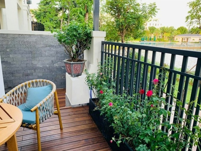 Những khóm hồng ở vườn sau cũng được Vân Hugo chăm sóc cẩn thận, tỉ mỉ. Bên cạnh hoa hồng, nữ MC còn trồng thêm nhiều loại hoa khác.