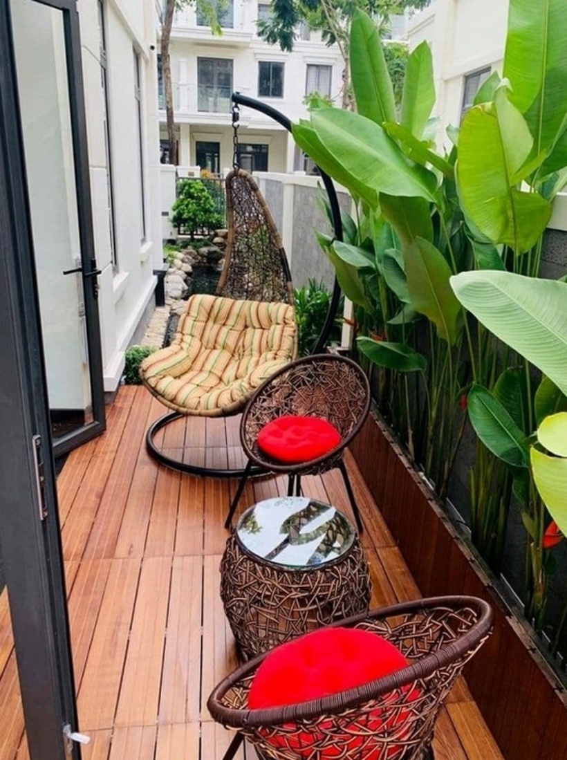 Cặp đôi bố trí một bàn trà nhỏ gần hồ để có thể vừa ngồi trò chuyện, vừa ngắm cảnh cực chill ngay tại nhà.