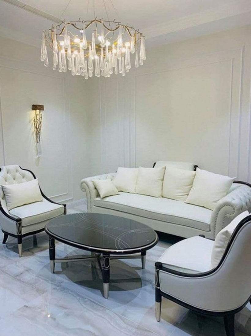 Tầng 1 của biệt thự là không gian của phòng khách và khu vực bếp mở. Bộ sofa trắng kem được đặt ở phòng khách, tuy không có quá nhiều hoa tiết hay màu sắc cầu kỳ nhưng lại rất hợp với tổng thể căn nhà, giúp không gian trở nên ấm cúng hơn.