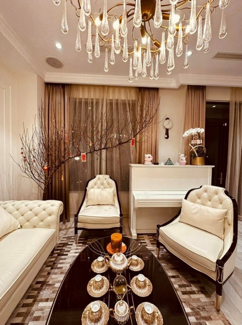 Nữ MC thường xuyên trưng bày hoa tại đây để không gian thêm đẹp và lung linh.