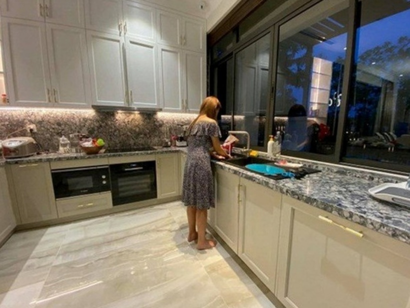 Đặc biệt, góc nấu nướng mỗi ngày của Vân Hugo nhìn ra khu vực sân vườn phía sau, không chỉ đem đến cảm giác dễ chịu mà còn tạo nhiều hứng khởi để nấu ăn.