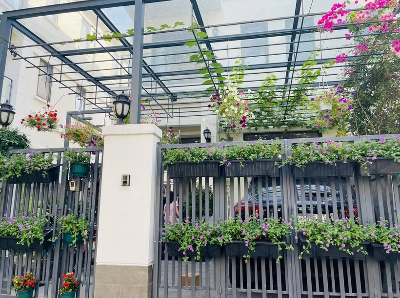 Điều khiến nhiều người ấn tượng nhất trong biệt thự của Thanh Vân Hugo có lẽ là khu vực sân vườn xung quanh nhà. Nếu vào đúng độ xuân, nhiều cây cối mọc xanh tốt, hoa nở khiến cổng vào biệt thự trở nên rực rỡ.