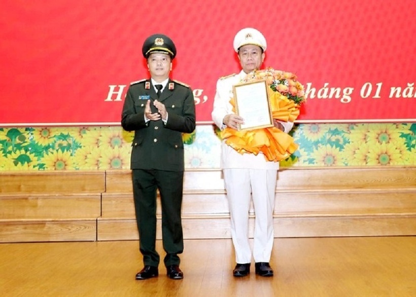 Thứ trưởng Bộ Công an Đặng Hồng Đức trao Quyết định của Bộ trưởng Bộ Công an cho Giám đốc Công an tỉnh Nguyễn Đức Thuận. Ảnh: Thanh Niên