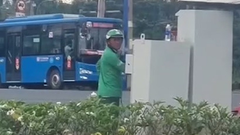 Người đàn ông tự ý điều chỉnh tín hiệu đèn giao thông ở TP.Thủ Đức. Ảnh: Dân Trí