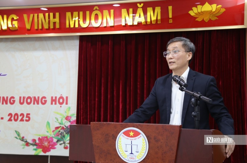 Chủ tịch Hội Luật gia Việt Nam Nguyễn Khánh Ngọc phát biểu tại buổi gặp mặt.