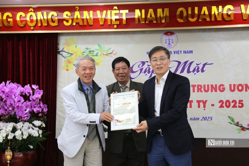 Chủ tịch Hội Luật gia Việt Nam Nguyễn Khánh Ngọc tặng thiếp mừng thọ cán bộ hưu trí cao tuổi.