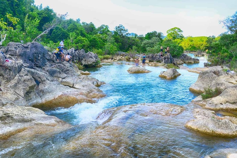 Khe Nước Lạnh, nằm giữa xã Ngân Thủy và Trường Xuân, là một bức tranh thiên nhiên tuyệt mỹ.