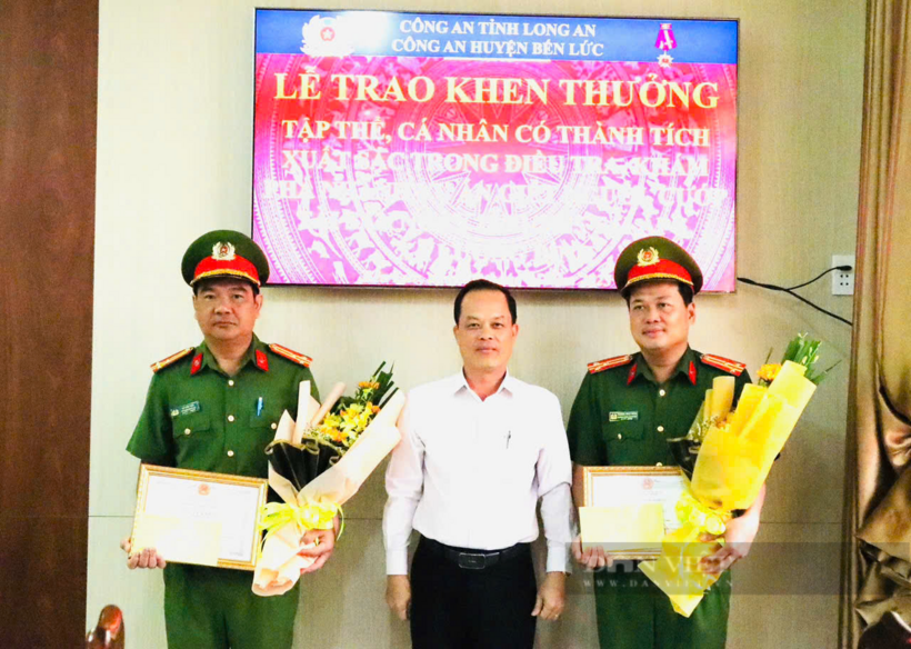 Chủ tịch UBND huyện Bến Lức Lê Thành Út đã tổ chức trao khen thưởng cho các tập thể, cá nhân có thành tích xuất sắc trong điều tra, khám phá nhanh vụ án giết người, cướp tài sản ngày 18/1 tại ấp 5, xã Lương Bình. Ảnh: Dân Việt