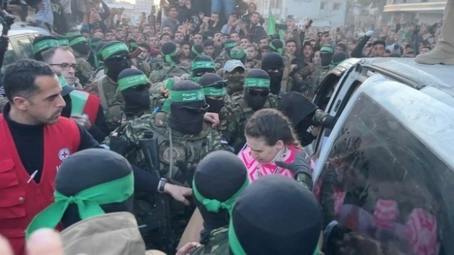 Các con tin được Hamas trả tự do. Ảnh: Reuters