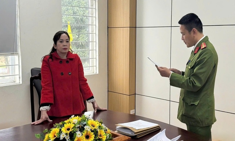 Cơ quan cảnh sát điều tra Công an tỉnh đọc lệnh khởi tố đối tượng có hành vi cho vay lãi nặng trong giao dịch dân sự.