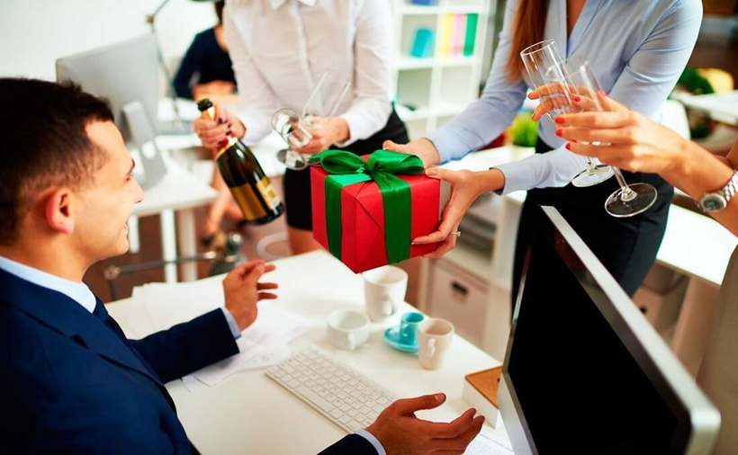 Việc nhận quà Tết bị coi là hối lộ sẽ gây ra những hậu quả nghiêm trọng, không chỉ đối với cá nhân người nhận mà còn ảnh hưởng đến uy tín của cơ quan, tổ chức nơi người đó công tác.