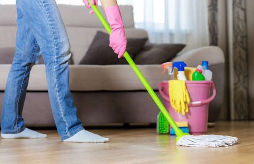 Khi nấu nướng, việc dầu mỡ rơi xuống sàn là điều khó tránh khỏi.