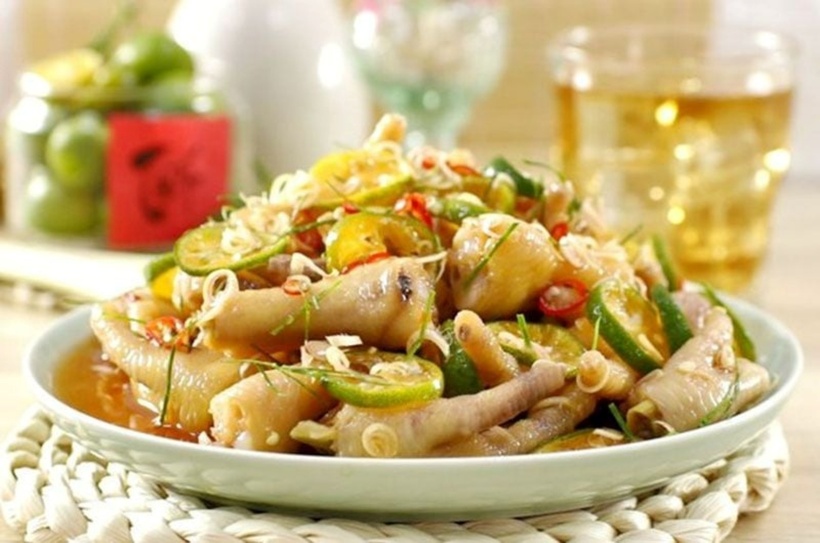Sau khi luộc chín, chân gà được ngâm ngay vào nước đá lạnh, giúp da gà giòn dai, không bị mềm nhũn. Ảnh minh họa