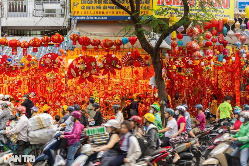 Khắp con đường, người ta dễ dàng tìm thấy muôn vàn vật phẩm trang trí Tết truyền thống như đèn lồng, bao lì xì, câu đối đỏ, mô hình bánh chưng, dưa hấu...