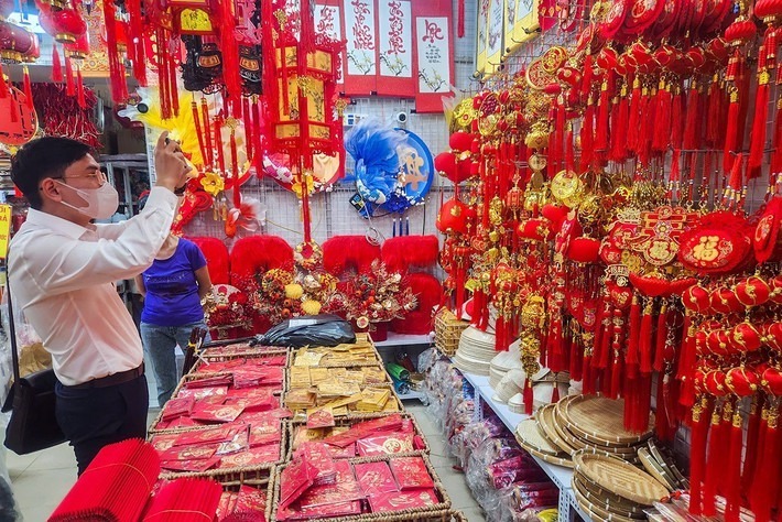 Du khách ghé thăm, chiêm ngưỡng vẻ đẹp của những lồng đen sặc sỡ.