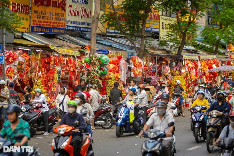 Các tiểu thương bày bán để phục vụ nhu cầu mua sắm Tết của người dân với mức giá dao động từ 20.000 đồng đến vài trăm nghìn đồng mỗi món.
