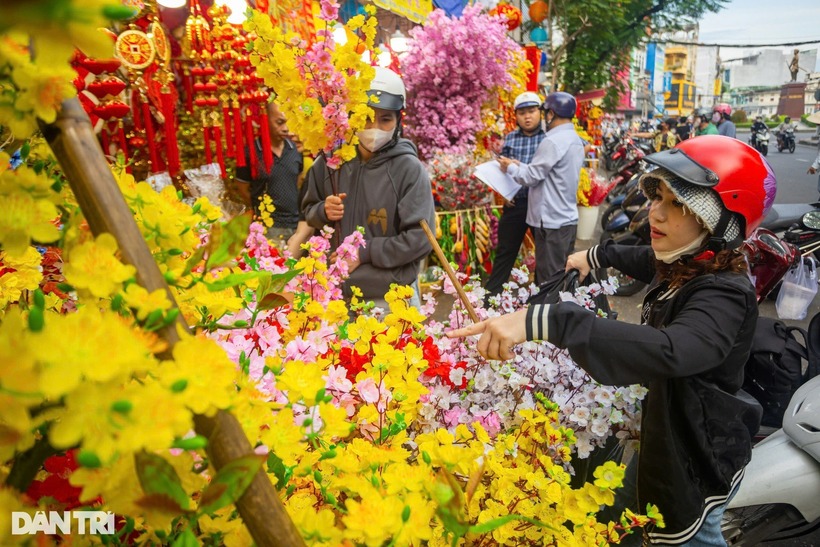 Cửa hàng bán hoa trang trí Tết cũng ngập tràn sắc màu.