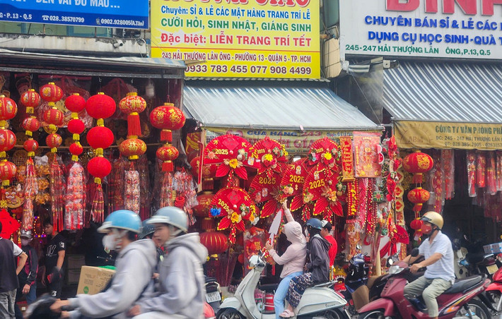 Trên con đường Hải Thượng Lãn Ông, người dân như cảm nhận được không khí Tết đang về sớm hơn bất kỳ nơi nào khác trong thành phố.