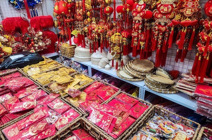 Phong bao lì xì với nhiều mẫu mã, màu sắc khác nhau, giá từ 10.000 đến 50.000 đồng/tập.