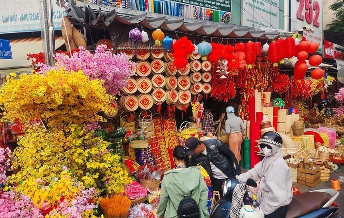 Dọc hai bên con đường Hải Thượng Lãn Ông (quận 5, TP.HCM) những ngày này, hàng trăm tiểu thương tấp nập bày bán đủ loại mặt hàng trang trí Tết. Sắc đỏ, vàng rực rỡ ngập tràn, mang đến không khí Tết rộn ràng, tượng trưng cho một năm mới may mắn, sung túc và an khang.