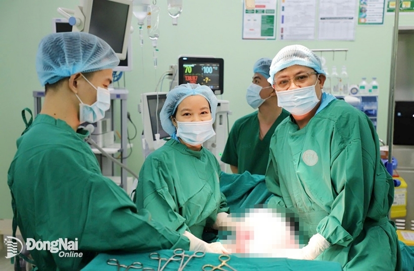 Bác sĩ thực hiện phẫu cắt bỏ thành công khối u xơ tử cung nặng 4,3kg cho bệnh nhân. Ảnh: Báo Đồng Nai