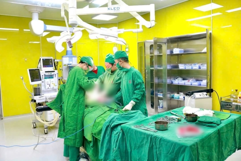 Đây được xem là ca mổ cấp cứu nguy hiểm khi tình trạng của bệnh nhân đang sốc mất máu nặng. Ảnh: Sức Khỏe & Đời Sống
