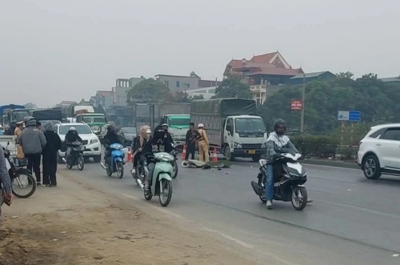 Tài Xế Ô Tô Tạt Đầu Xe Máy Gây Tai Nạn Trên Cầu Nhật Tân: Cư Dân Mạng Yêu Cầu Xử Phạt Nghiêm