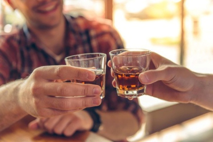 Không nên pha rượu với bia và các chất kích thích bởi chúng gây ngộ độc cấp như chóng mặt, buồn nôn, đầy hơi, táo bón, thậm chí mất tri giác và tử vong khi nồng độ cồn trong máu tăng quá cao. Ảnh minh họa