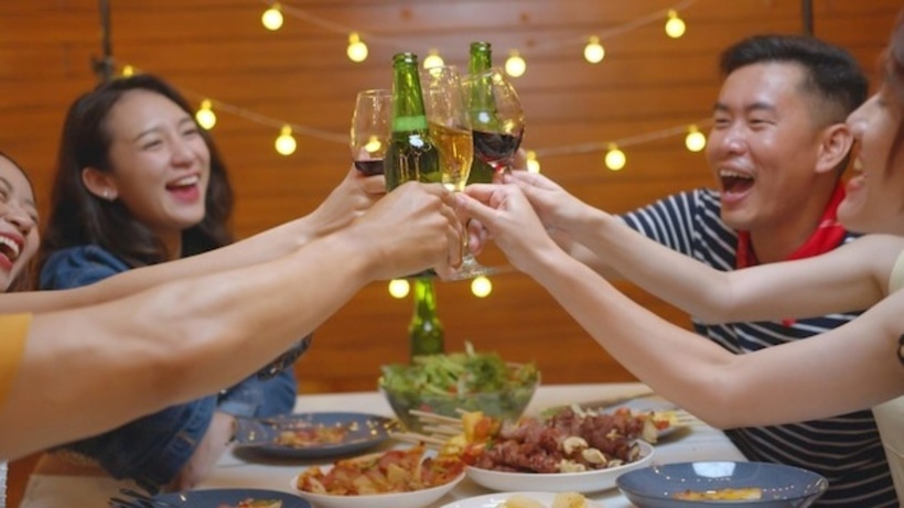 Rượu có thể tương tác với nhiều loại thuốc, gây ra tác dụng phụ nguy hiểm. Ảnh minh họa.