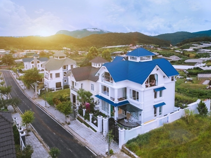 Căn biệt thự rộng 500m2 của diễn viên hài Kiều Linh nằm ở Đà Lạt (Lâm Đồng). Theo chia sẻ của Kiều Linh, sau hơn 20 năm chăm chỉ hoạt động nghệ thuật kết hợp kinh doanh bất động sản, cô đã tích góp đủ tiền xây dựng cơ ngơi “trong mơ” ở thành phố hoa.