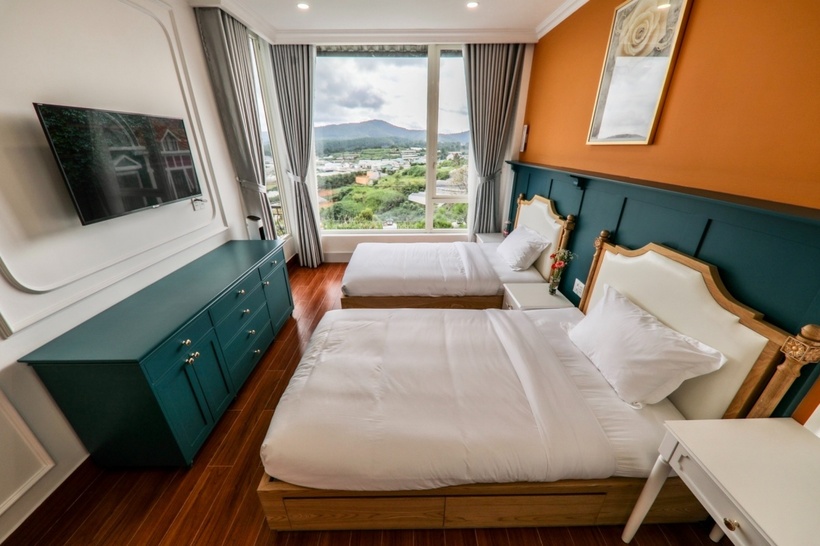 Mỗi căn phòng đều được nữ diễn viên bố trí nội thất cao cấp, trang trí tinh tế và hài hòa. Họa tiết trang trí được lựa chọn khéo léo thể hiện phong cách tinh tế của cô.