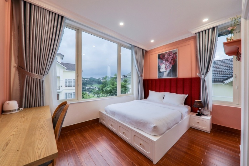Kiều Linh tiết lộ cô đã đầu tư 30 tỷ đồng cho căn biệt thự “đẹp như mơ” này. “Vì muốn đây là nơi nghỉ dưỡng đúng nghĩa nên tôi trang bị mọi thứ cần thiết để có cuộc sống thoải mái khi rời xa TP.HCM ồn ào, náo nhiệt”, cô chia sẻ.