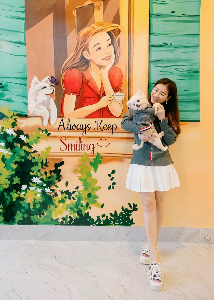 Nữ diễn viên không có con nên cô nuôi những chú cún xinh xắn, xem chúng như con mình. Khi cô ngồi đọc sách, những chú cún thường ngoan ngoãn nằm bên cạnh.