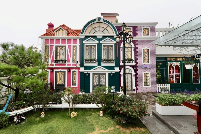 Trong biệt thự của Kiều Linh có một góc được đặt tên là “Phố châu Âu” mô phỏng các công trình kiến trúc đầy màu sắc và cảnh thiên nhiên ở nước ngoài.