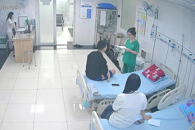 8 du khách bị dị ứng, nôn ói, nghi ngộ độc thực phẩm sau ăn hải sản ở Bình Định. Ảnh: Báo Lao động.