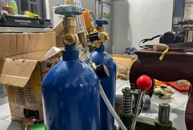 Nhiều máy móc, thiết bị, công cụ, linh kiện mà Nguyễn Thành Tín sắm về dùng để chế tạo vũ khí trái phép. Ảnh: PLO