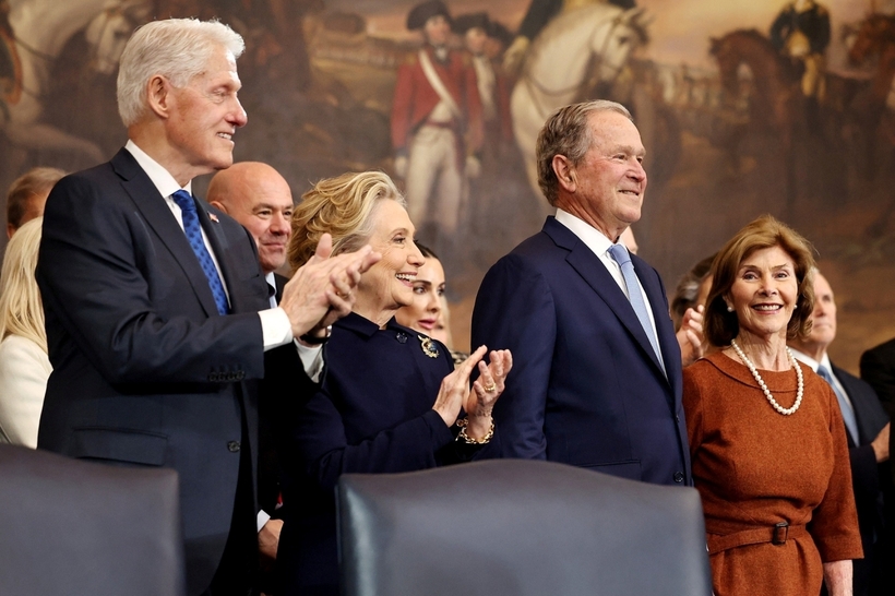 Cựu Tổng thống Bill Clinton và phu nhân - cựu Ngoại trưởng Hillary Clinton; cựu Tổng thống George W. Bush và cựu Đệ nhất phu nhân Laura Bush đến dự lễ nhậm chức của Tổng thống đắc cử Mỹ Donald Trump tại Rotunda ở Điện Capitol (Ảnh: Reuters).