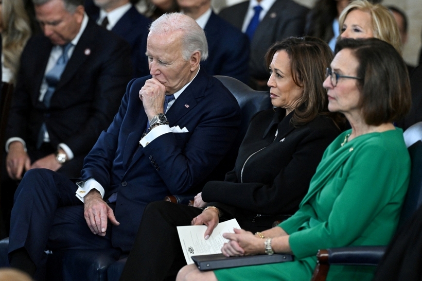 Cựu Tổng thống Joe Biden và cựu Phó Tổng thống Kamala Harris tại lễ nhậm chức (Ảnh: Reuters).