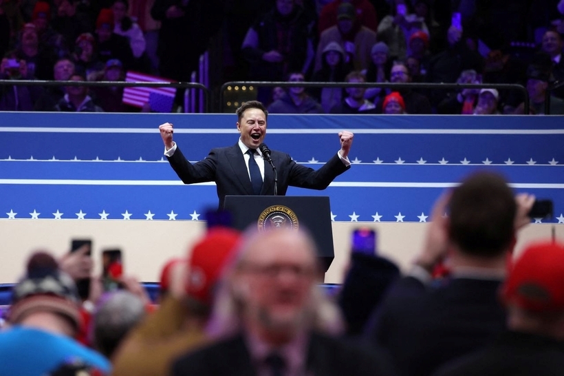 Tỷ phú Elon Musk đã đến nhà thi đấu Capital One để ăn mừng lễ tuyên thệ nhậm chức của ông Trump với những người ủng hộ. (Ảnh: CNN)