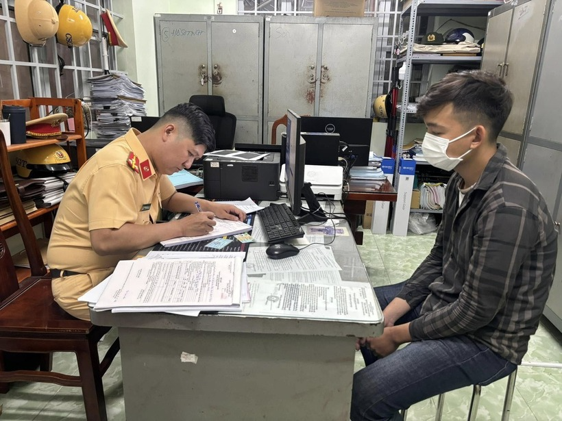 Q. làm việc với cơ quan công an. Ảnh: Công an thành phố Bến Cát/Tuổi trẻ Online