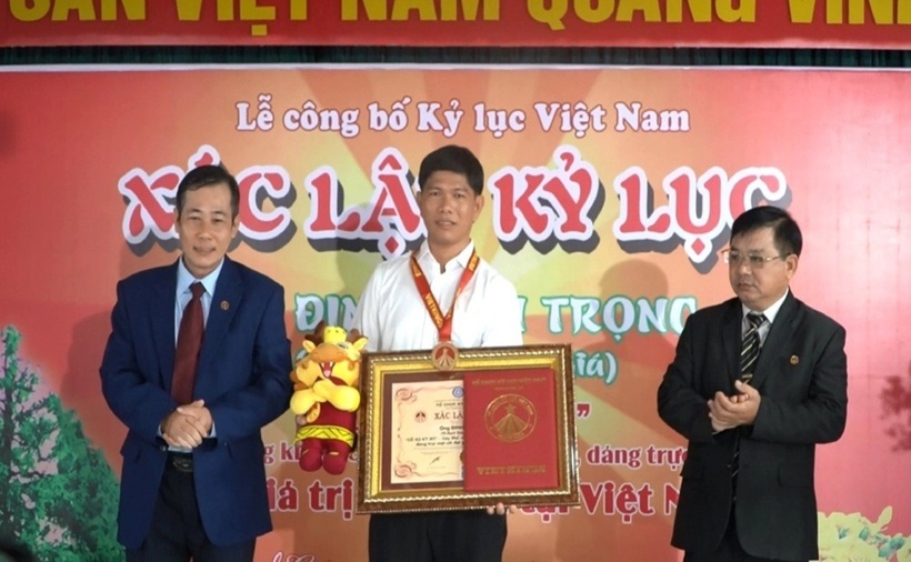 Ông Trọng là người đam mê mai vàng nổi tiếng tại TP.Rạch Giá, tỉnh Kiên Giang. Ông Trọng đã dành nhiều năm để sưu tầm và chăm sóc những cây mai vàng quý hiếm, tạo nên bộ sưu tập độc đáo. (Ảnh: Lao động)