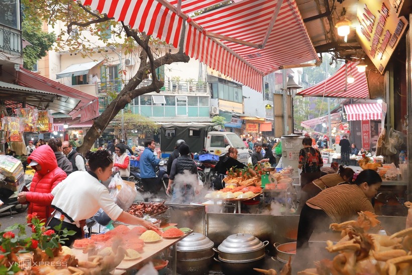 Dù giá các mặt hàng tại đây khá cao, song nhiều người vẫn hài lòng khi lựa chọn được những món đồ cúng ưng ý. Ảnh: VnExpress.